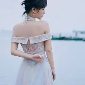 杨紫玫瑰金星空裙仙气弥漫
