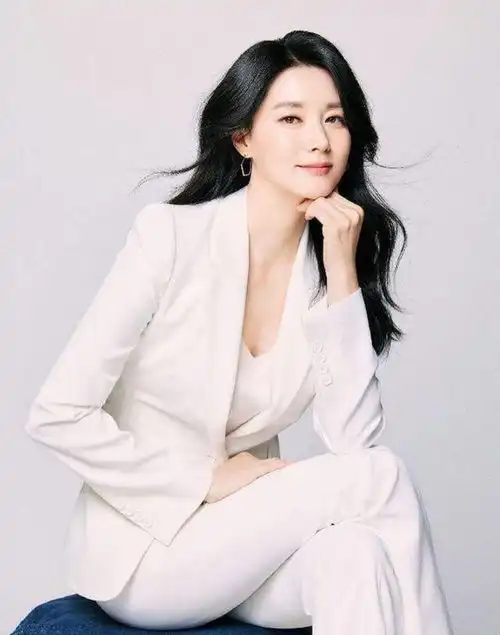 李英爱穿无袖连衣裙亮相,50岁的人还这么优雅漂亮,衣品很重要
