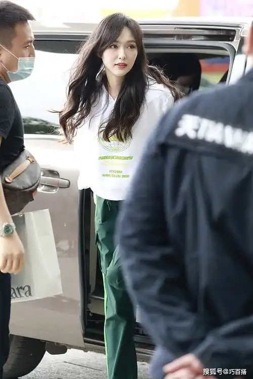 唐嫣今日份上班图,卫衣配工装裤元气满满,当妈后依旧少女感十足

