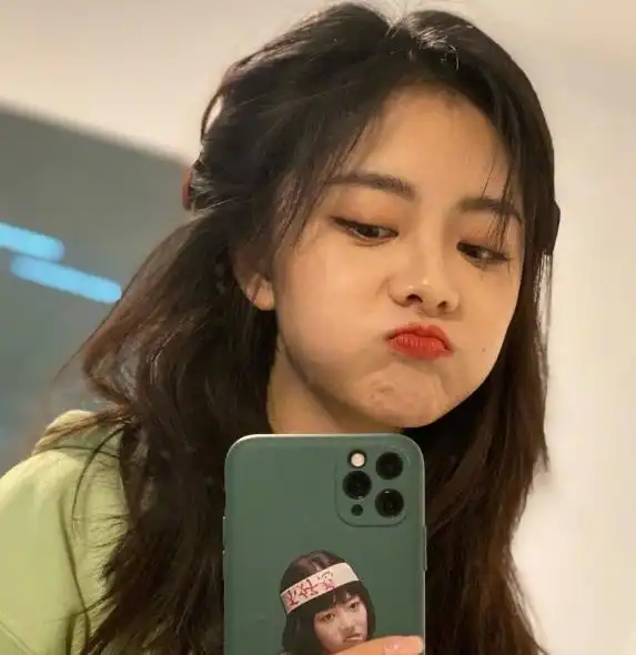 谭松韵晒四连拍,再现李尖尖同款手机壳,原相机下肤色太真实
