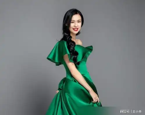 44岁沈阳美女,中国首位盲人模特,生两个儿子后,丈夫扶着她走秀
