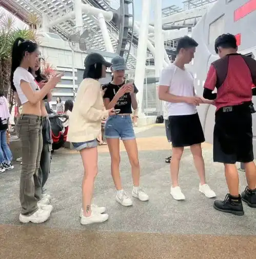 小s一家新加坡被偶遇,仨女儿招摇本人状态美到爆,全方位碾压大s
