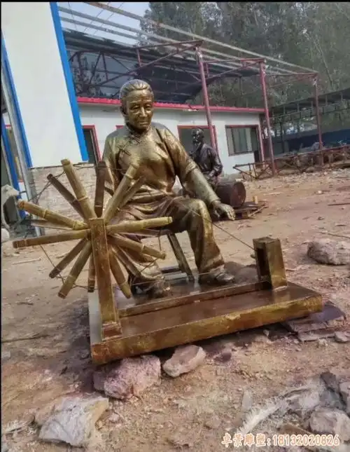 玻璃钢仿铜纺织人物雕塑滁州锻铜纺织人物雕塑图片
