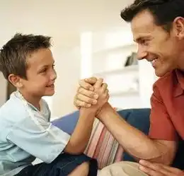 有家长问儿子总喜欢跟女生玩,怎么办
