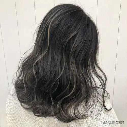 蓬松慵懒的烫发发型,随性而又充满女性味
