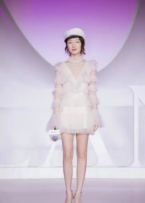 周冬雨穿着莲藕裙亮相活动,藏不住奶油肌美到犯规
