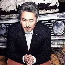 又撞枪口吴秀波被拍在室内吸烟,与友人聊天手舞足蹈心情好
