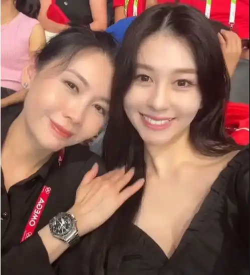 邱淑贞携女儿看奥运,56岁仍明艳动人,26岁女儿长相甜美身材火辣
