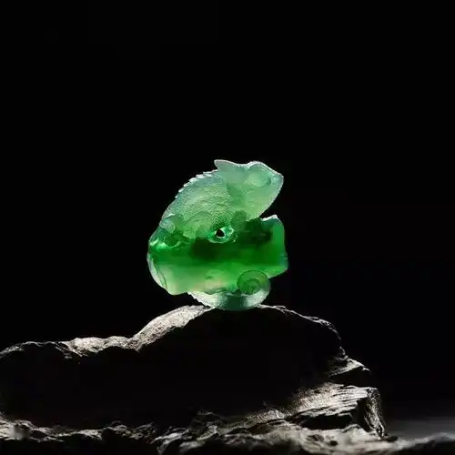 他到底干了什么好好的翡翠原石拿去雕刻之后,差点把女性朋友给吓晕
