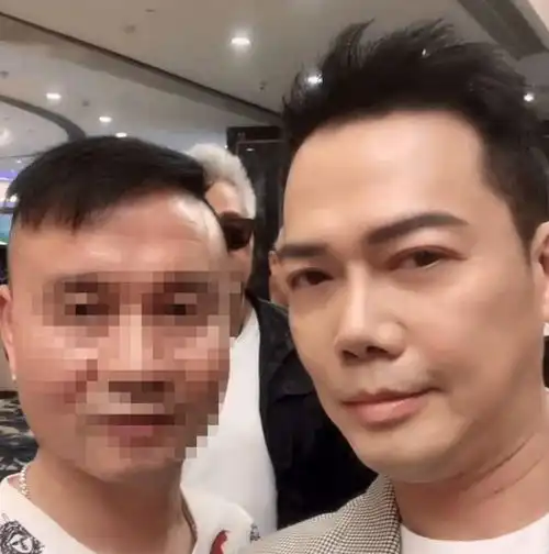 港圈导演办寿宴,一众过气明星现身恭贺,他的出现让人察觉老了
