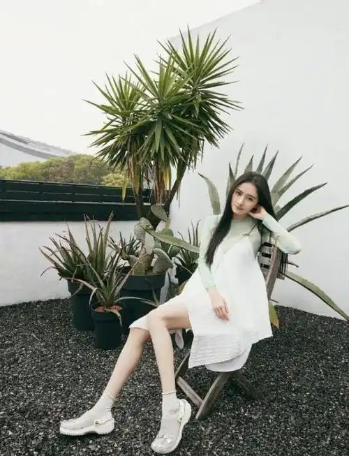 李沁真会玩,把背心套在长袖外面穿,不仅不丑,效果意外时尚
