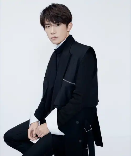 霸道总裁型男范易烊千玺长大了,一身黑色look变国民男友
