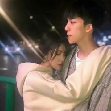 比较亲密的情侣头像双人暧昧情侣组合头像
