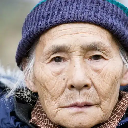 60岁阿姨坦言家有长寿老人,是我退休后噩梦的开始,太累了
