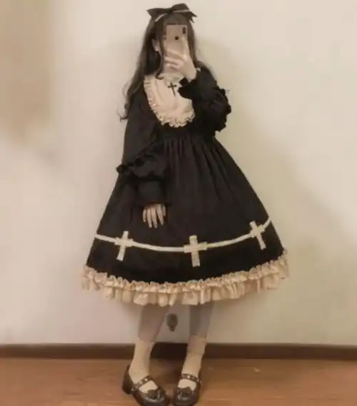 老师穿洛丽塔上课,家长看后直呼辣眼睛影响孩子上课
