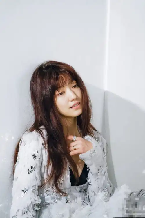 朴信惠公开巴黎写真拍摄花絮照玩转清纯性感干练炫酷等多样风格
