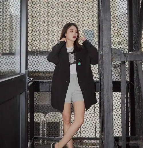 女人一旦过了45,穿衣尽量颜色素一点款式宽一些,时髦又减龄
