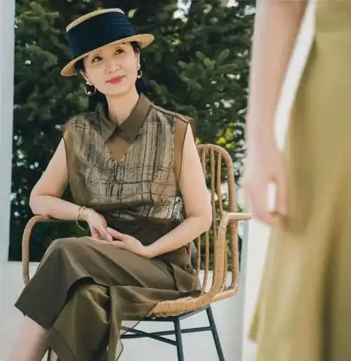 今春突然火了一种穿法叫阔腿裤真丝衫,四五十岁女人穿好时髦
