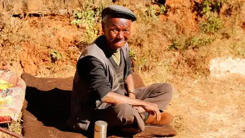 14岁农村孤儿的担当照顾好爷爷奶奶就是我最大的责任
