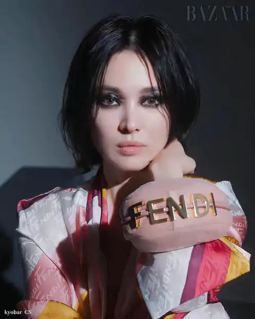 40岁宋慧乔近照曝光剪短发眼眼神忧郁苦瓜脸,女神难道还愁嫁
