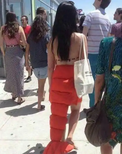 姑娘,你在公众场合这么任性,短裙的小亮点都被看到了哈哈哈哈
