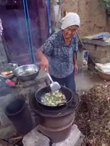 爷爷奶奶生活在农村自己做饭种地很幸福
