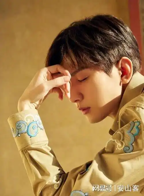 成毅,生日会遭全场老公狂喊,父母现身引尴尬
