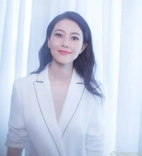 高圆圆刘涛白色西装光彩照人,精致妆容下的气质与干练
