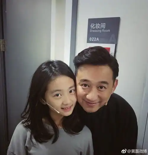 都是12岁的星二代黄磊女儿美成天仙,而小沈阳女儿又被群嘲太丑
