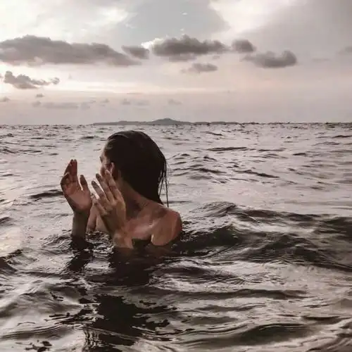 网易云热评有一天下大雨,我还在等公交,但等了好久它都没来,于是我
