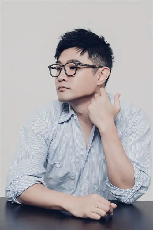 黄维德眼镜杀美图曝光禁欲系男神撩人心
