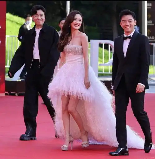 佟丽娅的蜕变史曾经多唯唯诺诺,如今就多风情万种
