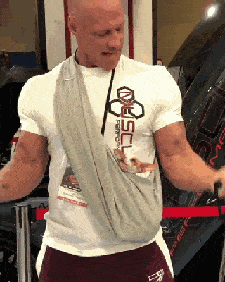 奶奶见到我家狗就躲,相处了一段时间后真香
