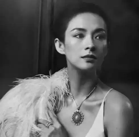 章子怡曝黑白写真风情万种,信心从容流露自然魅力
