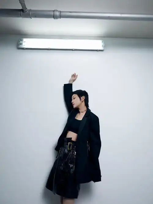 郭采洁演绎不一样的霸道,性感的西服套装,小个子也可以风情万种
