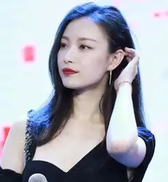 倪妮亮相新片首映,露单肩小黑裙配红唇风情万种超级亮眼
