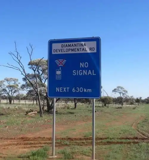 澳大利亚一路标警示630公里没信号走红网络,网友令人焦虑
