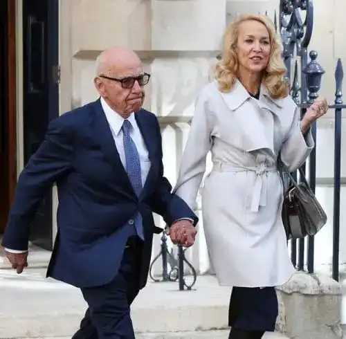 20岁嫁老头致富,50岁频换男友鲜肉为伴如今女儿也不输她当年
