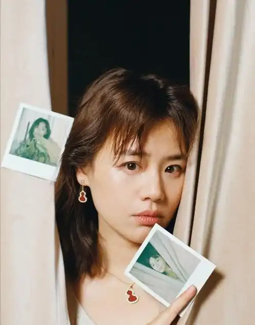 马思纯新照曝光,黑色的连体裤出镜,随性感藏不住
