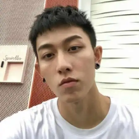 微信头像男生伤心,要走的想留也留不住
