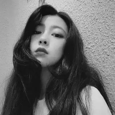 灰白头像女生孤独黑暗系一个人孤独黑白图片
