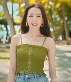 杨幂和baby同穿露脐装,热巴薄荷绿吊带显锁骨
