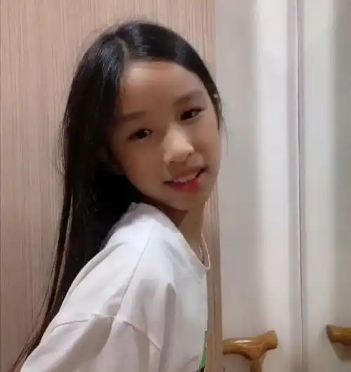 张庭12岁女孩颜值开挂,从被嘲黑丑到群夸,果然女大十八变
