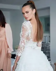 中国评论新闻27岁女模特嫁63岁富豪办奢华婚礼
