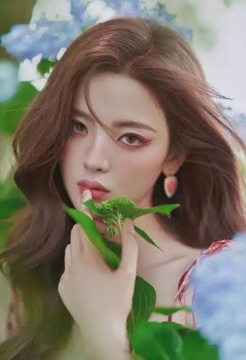 杨超越,夏日里的一抹温柔,养眼迷人
