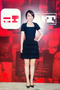 组图闫妮出席活动打扮优雅迷人
