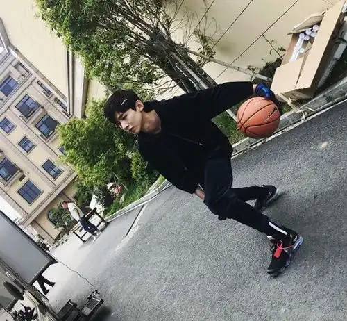 美洲限定yeezy已飙价99999某明星自曝做鞋迷已经买不起房子了
