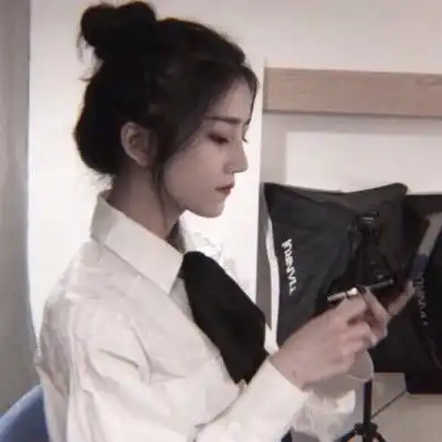 干净纯洁的白色女生头像
