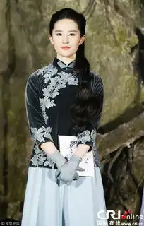 刘亦菲民国装气质清新井柏然为其撑伞cp满满
