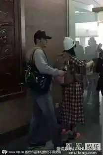 李晨范冰冰大方牵手恩爱出行范爷不改爷范儿自行背大包
